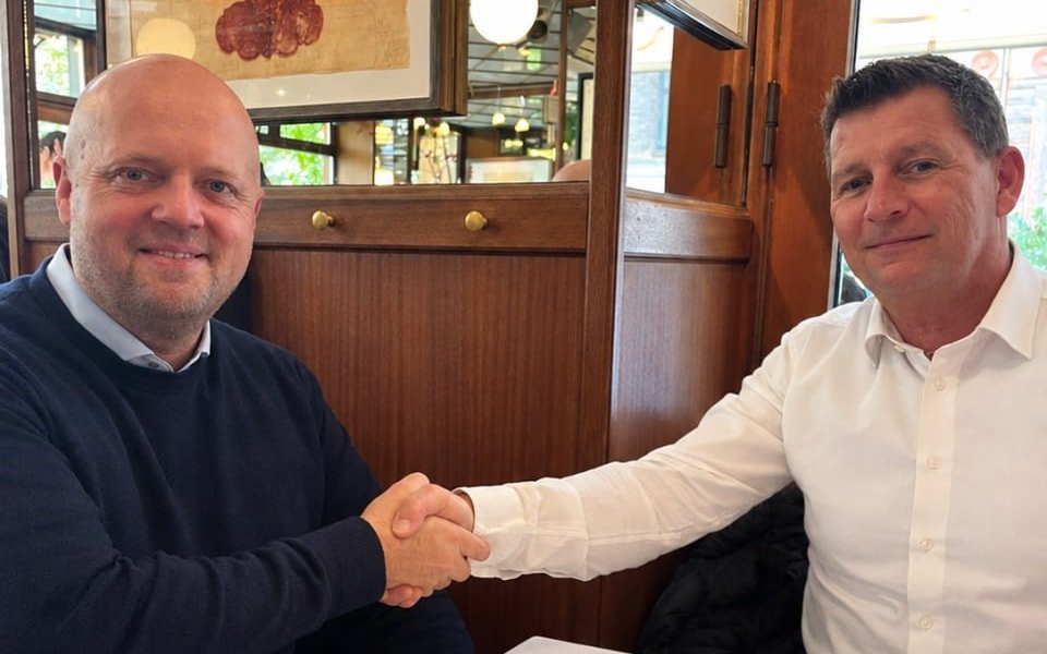 Repræsentanter for Kereby og Zentura giver hånd på aftalen